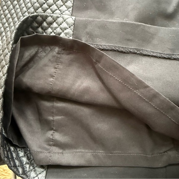 Club Monaco Women’s Black Quilted Panel Mini Zipper Back Skirt Size 0 - Picture 12 of 14